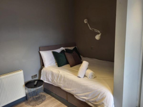 Tren-D Luxe Studio Apartment Room 1 - Contractors, Relocators, Profesionals, NHS Staff Welcome
